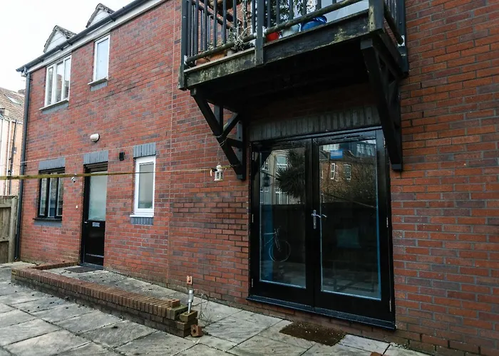 October Disc - Long - Contractors - Frances Mews Апартаменти